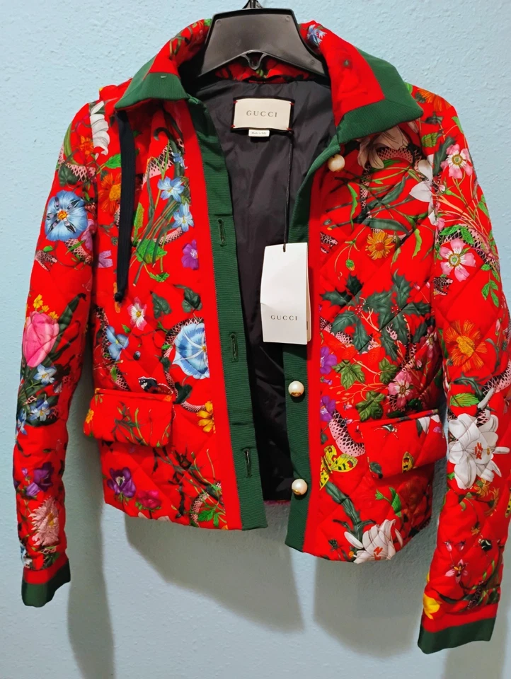 Jaqueta acolchoada vermelha Gucci, botão tipo pérola, capuz, colorida - Imagem 1 de 4