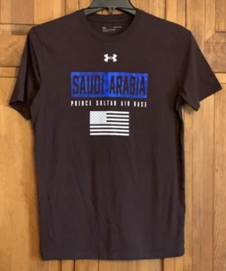 Camiseta para hombre Under Armour S/S marrón "Príncipe de Arabia Saudita..." etiqueta talla S suelta - Imagen 1 de 5