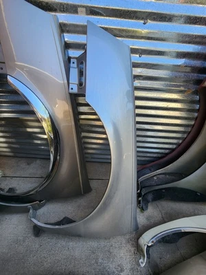 2000 2001 2002 2003 2004 2005 CADILLAC DEVILLE ЛЕВЫЙ ДРАЙВЕР КРЫЛО СЕРЕБРО - Изображение 1 из 2