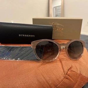 Brand new Authentic Burberry sunglass made in Italy - Picture 1 of 18