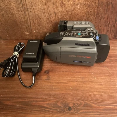 Panasonic Palmcorder with Photoshot PV-L750D Charger 2  Batteries Travel Bag - Image 1 of 4