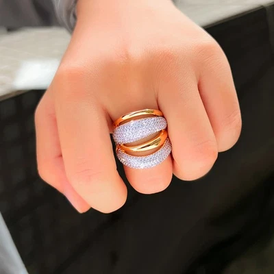 Anillos grandes retorcidos enchapados en oro amarillo circonita cúbica micro pavimentados ajustables para mujer Foto 1 de 4