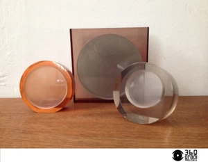 Tre portafoto in plexiglas trasparente e colorato portaritratti design 1970s - Imagen 1 de 7