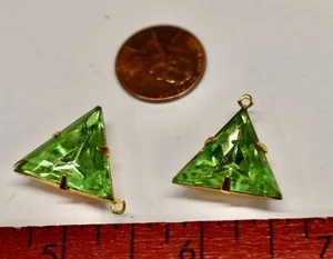 VINTAGE PERIDOT GLASS TRIANGLE PENDANT BEADS 18mm • LIGHT GREEN GLASS IN BRASS - Picture 1 of 2