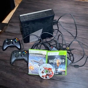 Microsoft Xbox 360 Bundle Black With 2 Games & 2 Controllers - Picture 1 of 8