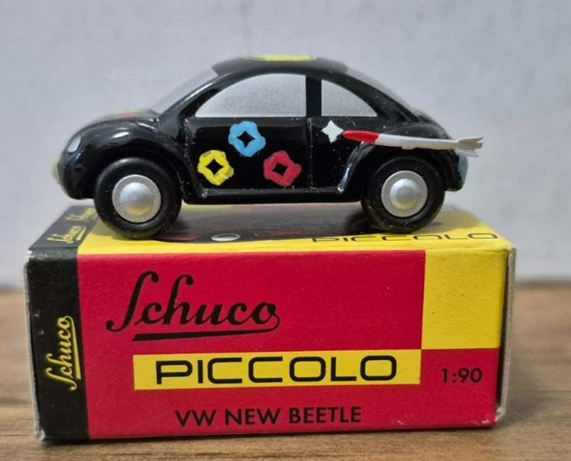 Schuco Piccolo VW New Beetle 1:90 in OVP Volkswagen Die Ludolfs - Bild 1 von 3