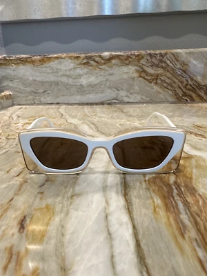 Gafas de sol Fendi ojo de gato montura blanca y transparente Foto 1 de 3