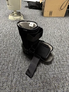 Bota negra derecha fundida - Imagen 1 de 8