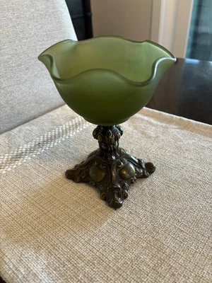 橄榄绿色玻璃糖果盘古董黄铜底座:中世纪 — 第 1/4 张图片