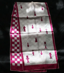 Vintage SYMPHONIE Schachfiguren länglich Seidentuch Violine Anhänger - Bild 1 von 4