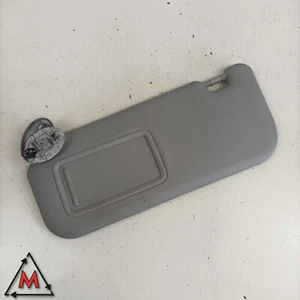 Aletta parasole sinistro con specchio Toyota Yaris Mk2 2005-2011 usata (91827) - Picture 1 of 9