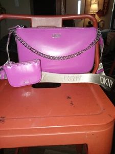 DKNY Umhängetasche mit Beutel + Kette Neu - Bild 1 von 16