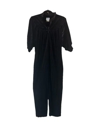 Macacão vintage anos 80 preto veludo com babados calça romântica escura tamanho pequeno caprichoso - Imagem 1 de 4