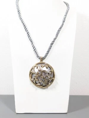 Colar pingente medalhão cúpula strass torção cordão cinza Erica Lyons 22 pol - Imagem 1 de 4