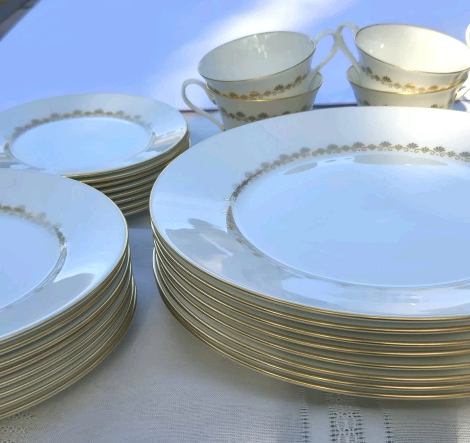 Vajilla vintage Oxford Bone China Milburne 40 piezas Juego para 8-Blanco con Borde Dorado Foto 1 de 4