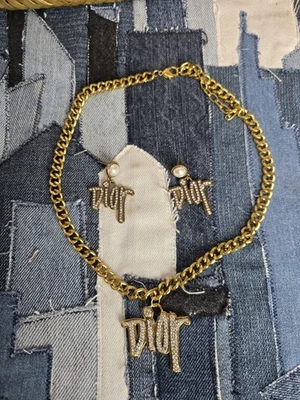 Collar y pendientes de diseñador de oro  Foto 1 de 4