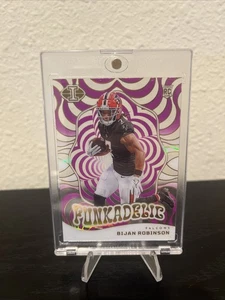 2023 Panini Illusions - Funkadelic Bijan Robinson #12 Viola 1/1 ERRORE senza francobollo - Foto 1 di 2