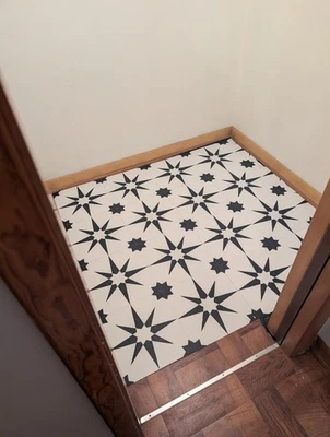 Elegantes azulejos de piso pelar y pegar - vinilo negro de bajo brillo para cocina y baño Foto 1 de 4