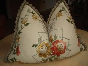 wunderschönes Sofakissen mit Füllung...Handarbeit mit floraler Stickerei ca.1950 - Bild 1 von 9