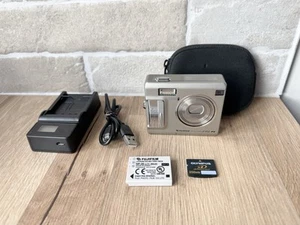 Fujifilm Digitalkamera FinePix F450 5.2MP silber Ladegerät, Akku & Speicherkarte - Bild 1 von 13
