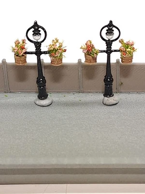 N gauge lead Victorian train station street lamps lights with flowers painted x2 - Image 1 of 4