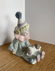 Statuina porcellana Lladro Pierrot con cucciolo cane in giro pagliaccio seduto 4,5" Spagna - Foto 1 di 22