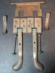 Juego de 2 pedales de pie de piano de finales de 1800 de un piano vertical Hardman con placa de pedal - Imagen 1 de 5