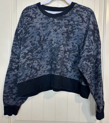 Under Armour Women's Sweatshirt M Loose fit Long Sleeve Camo Cropped oversized - Image 1 of 4