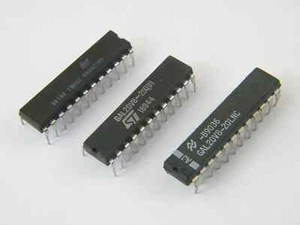 CIRCUITO INTEGRATO GAL20V8 DIP24 - marche varie - Picture 1 of 2