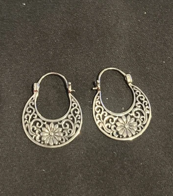 Brincos vintage de argola ornamentados de filigrana de prata esterlina 925.   A - Imagem 1 de 4