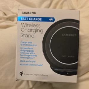 Soporte de cargador inalámbrico de carga rápida Samsung EP-NG930 en caja con cable de carga rápida - Imagen 1 de 2