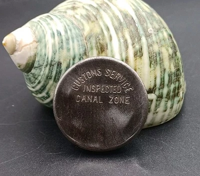 Botón metálico vintage de servicio personalizado inspeccionado del Canal de Panamá para equipaje facturado Foto 1 de 4