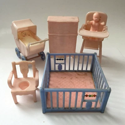 Lote De 7 Muebles De Bebé De Colección Renwal Casa De Muñecas ~ Cochecito Cochecito Silla Alta Foto 1 de 4