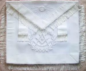 FREIMAURER PAST MASTER SCHÜRZE GANZ WEISS MIT KRANZFRANSEN HANDBESTICKT (MA-365) - Bild 1 von 1