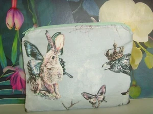 NEU HANDGEFERTIGTE MÜNZBÖRSE MIT REISSVERSCHLUSS FANTASY KANINCHEN SCHMETTERLINGSDRUCK 17 cm x 14 cm - Bild 1 von 2