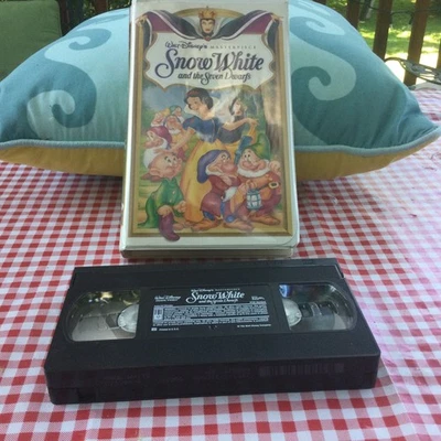 Vintage 1994 VHS WALT Disney Snow White And The Seven Dwarfs USED like NEW - Image 1 of 4