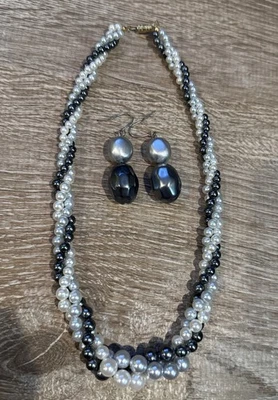 Lote de 3 fios de colar de miçangas cinza e branco pérola falsa cinza e branco 14 pol. +Brincos - Imagem 1 de 3