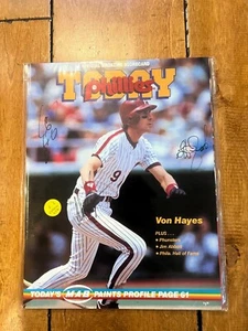 PHILLIES MULTI 1990 FIRMADO POR (3) ANUARIO 3 JUGADORES EN PORTADA DESCONOCIDO - Imagen 1 de 4