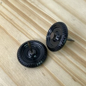 Vintage Pinewood Derby Car Wheels x2 w/ axis, 1950’s-1960’s - Bild 1 von 3