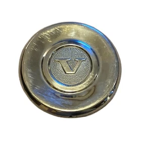 Volvo Center Cap Hub Cap OEM Amazon 122 PV444 PV544 V Logo Vintage Part - Foto 1 di 3