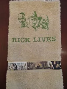 AMC WALKING DEAD RICK GRIMMS ZOMBIE STAFFEL 9 RICK LIVES HANDTUCH  - Bild 1 von 2
