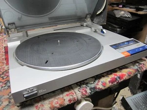 JVC QL-L2 AUTOMATIC LINEAR TRACK QUARTZ LOCK VINTAGE CLASSIC TURNTABLE - Picture 1 of 7