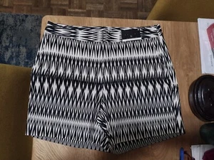 NEW Womens Worthington Black & White Dress Shorts Size 8 - FREE Shipping!!!! - Picture 1 of 3
