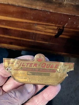 1943 年专利 Health-Mor 过滤器女王型号 200 VACUUM 红色黄铜徽章板 — 第 1/4 张图片