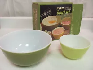 PYREX #300-16 SET of 2 Bowl Set VERDE AVOCADO with Original Box - Picture 1 of 9