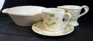 Metlox Margarita Esculpida Lote de Crema Redonda para Tazón de Verduras con Juego de Taza y Platillo - Imagen 1 de 8