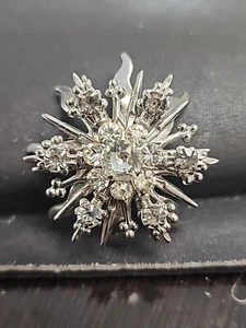 Spilla Starburst Art Deco quattro livelli strass bianchi fiocco di neve a raggiera 1,4" - Foto 1 di 8