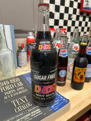 Botella de cerveza de raíz sin azúcar Dad’s Diet 1965 etiqueta de papel rara botella de cuarto de galón llena Foto 1 de 4