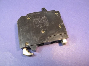 Square D QOT1515 Tandem Circuit Breaker 15 Amp W/Hook - Picture 1 of 6