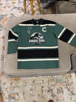 Camiseta Box Lunch Jurassic Park #93 Logotipo Capitão Hóquei Tamanho Adulto Grande LG Verde - Imagem 1 de 4